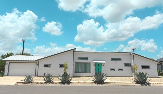 Spacious Custom Modern 4-bedroom 4-baths house with BBQ in charming Converse