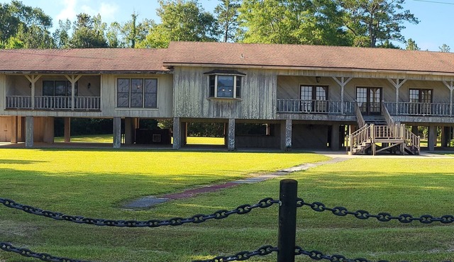 Spacious Cypress Lodge 10 minutes from I-59 exit #29