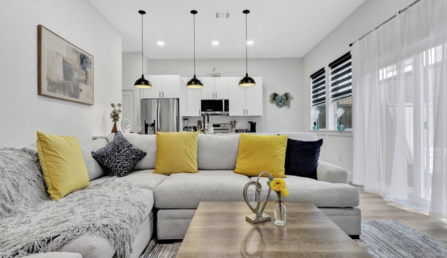 Spacious Dallas 3BR Rooftop, Garage, Backyard