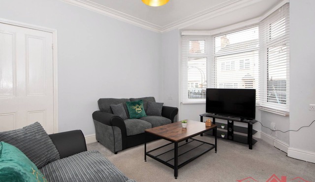 Spacious Darlington 3BR Home near City Centre with Garden and Parking - sleeps 6