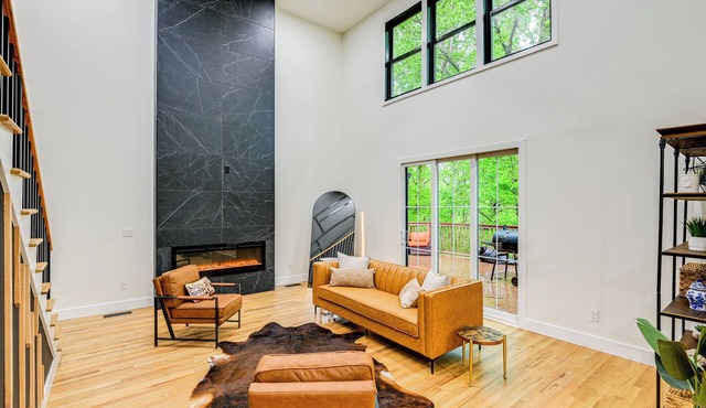 Spacious Deck: Contemporary Home in Nashville!