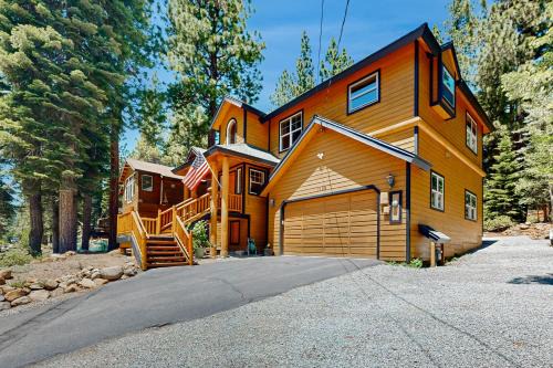 Spacious Deck w/Private Hot Tub: Kings Beach Gem