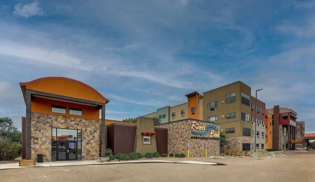 Spacious Deluxe King Suite, Stoney Creek Sioux, 2 Pools, Parking