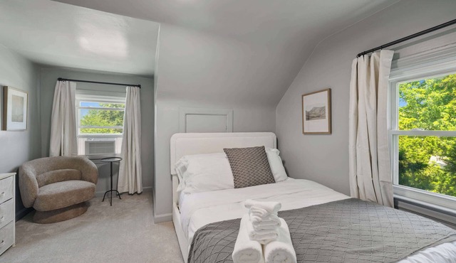 Spacious Depot Town 6BR Multi-Unit!