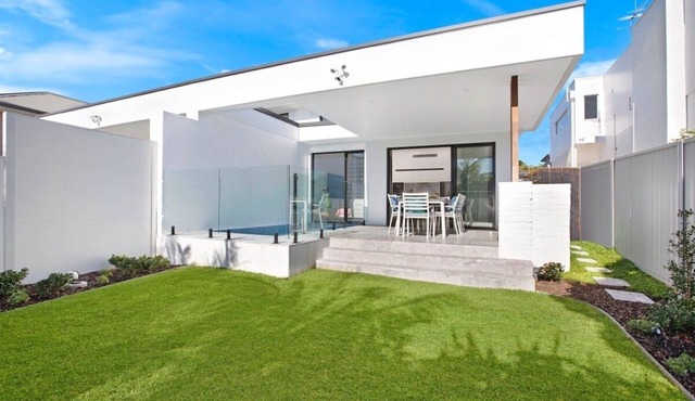 Spacious Designer 4 bed family home - pool + pets