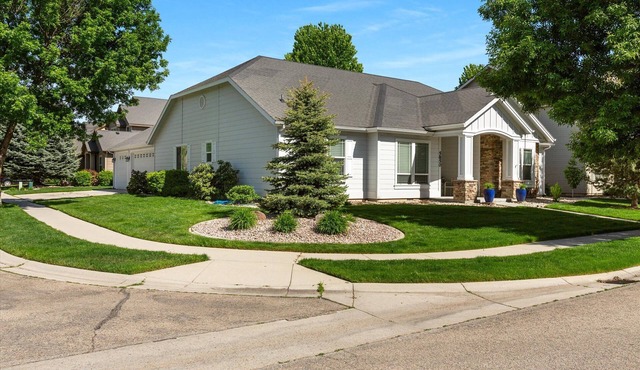 Spacious Designer Home-Hardwoods, Granite, Stainless, Patio & Access to 4 pools.