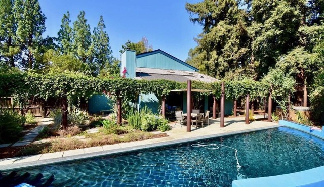 Spacious Designer House with a Garden Yard