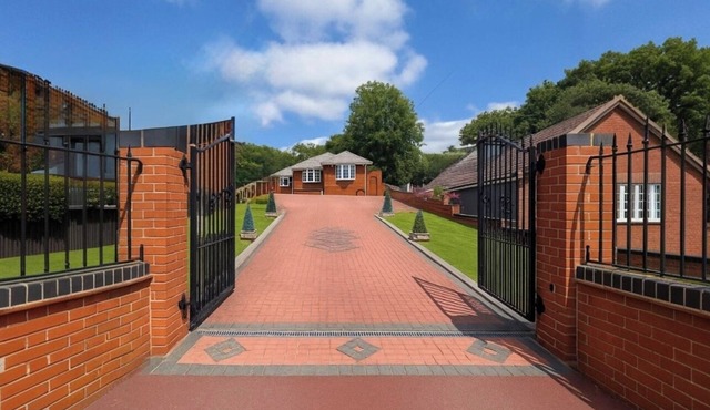 Spacious Detached Bungalow family friendly gated parking, 5 mins from Dudley Zoo