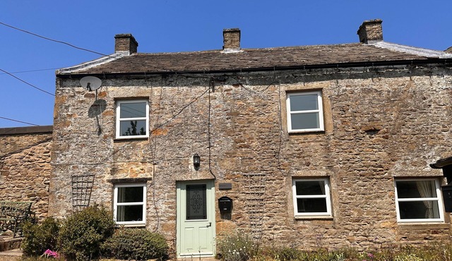 Spacious detached holiday home, sleeps 7 with 2 furry friends, free WiFi, two pubs nearby.