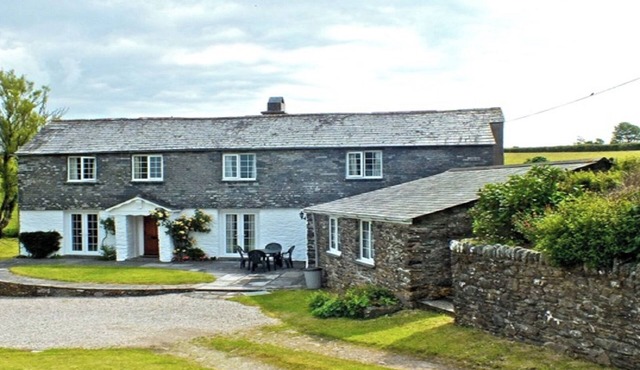 Spacious detached house set in own grounds of 1/2 an acre - family-friendly.