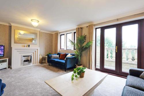 Spacious Dewsbury Home, 8 beds, sleeps 10, Free Parking and Wifi, 3 TVs, Close to motorways