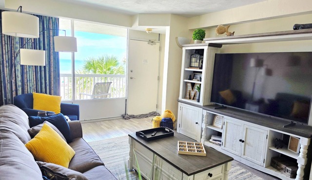 Spacious Direct Oceanfront Retreat, 2 King + Sleeper, Balcony & Kitchen, pools