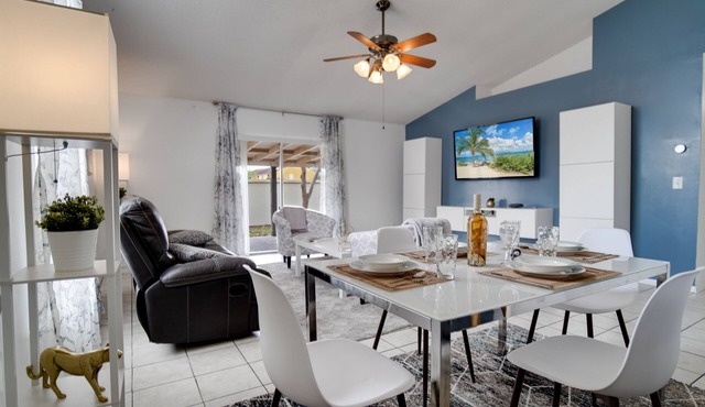 Spacious Disney Retreat - Sleeps 7 - Pet Friendly