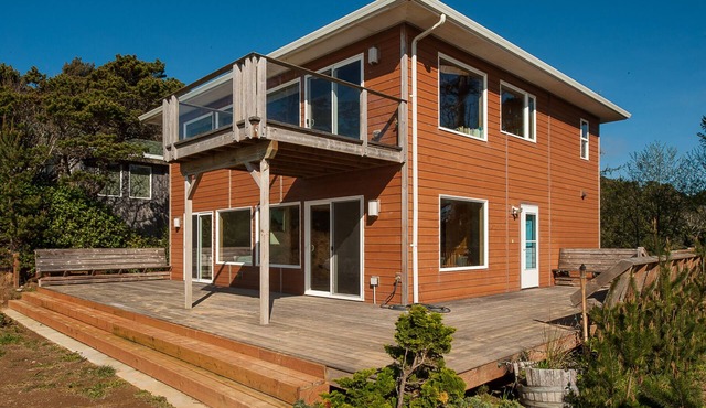 Spacious Dog-Friendly Home, Ocean Views