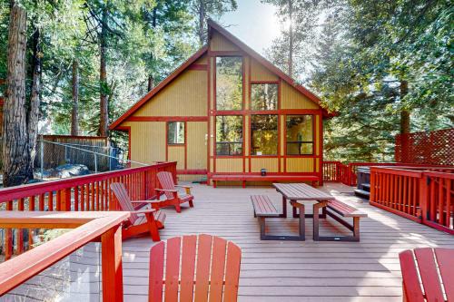 Spacious dog-friendly cabin with creek & mountain views