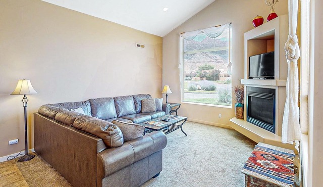 Spacious dog-friendly condo w/shared seasonal hot tub & pool