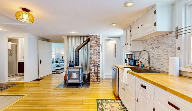 Spacious dog-friendly house w/woodstove, fenced-in yard, BBQ, wifi, w/d, TV