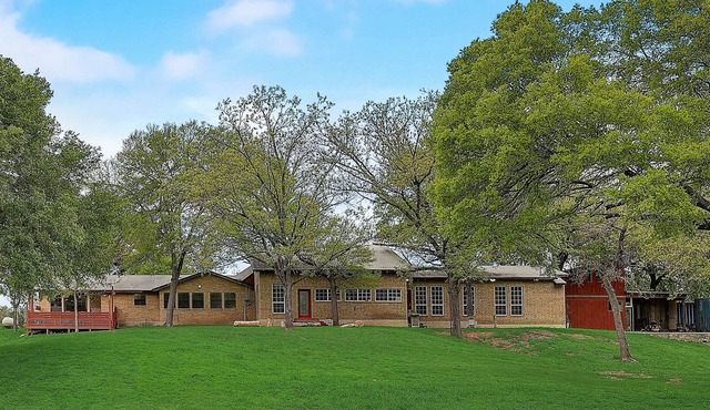 Spacious dog-friendly home with gas grill, patio, W/D, & kitchen - large yard
