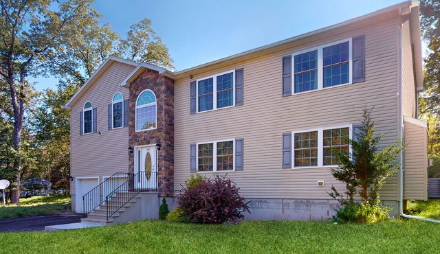 Spacious dog-friendly house with private W/D, wifi - community amenities