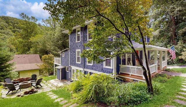 Spacious dog-friendly Montreat cottage with firepit, mountain views, & patio