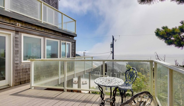 Spacious dog-friendly home with ocean views, sauna, wood stove & WIFI