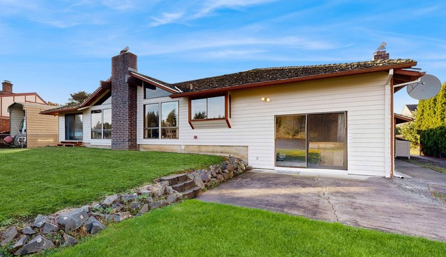 Spacious dog-friendly home on the lake with yard, full kitchen, washer & dryer