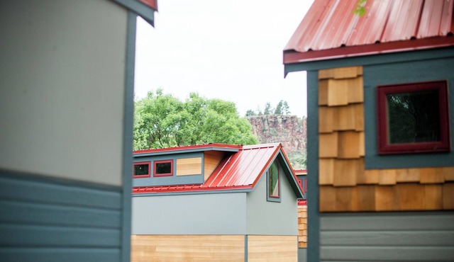 Spacious Dogwood Tiny House with Full Kitchen - near Rocky Mtn National Park
