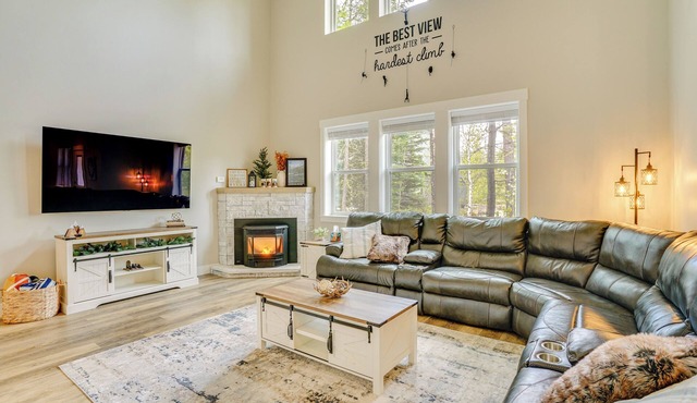 Spacious Donnelly Family Home w/Private Hot Tub!