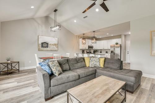 Spacious Dothan Home about 4 Mi to Downtown!