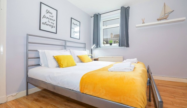 Spacious Double Room in Elegant Cottage