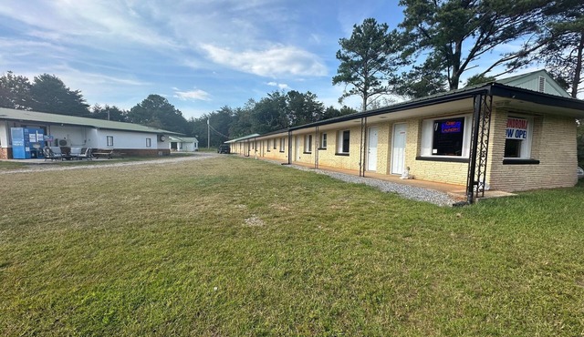 Spacious double sized motel room in Copperhill