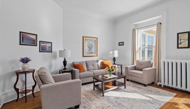 Spacious Downtown Retreat at Ole King Square