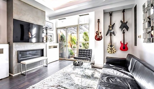 Spacious Downtown 1BR w/Private Terrace & BBQ Grill+ Pet-Friendly!