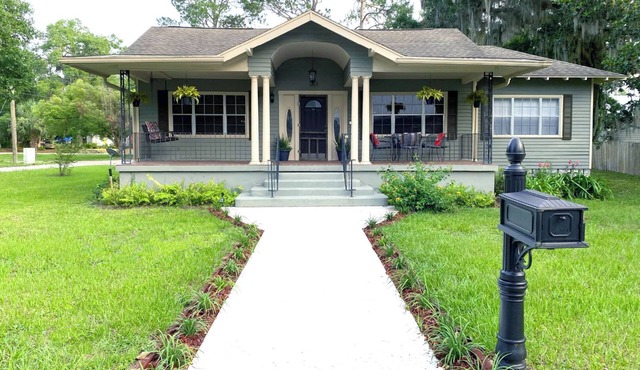 Spacious Downtown 3-Bedroom Home with Workspace, Parking & Sleeps 6