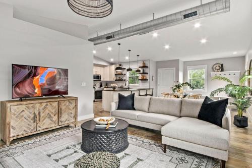 Spacious Downtown Apartment - Walk to Old Town FC!