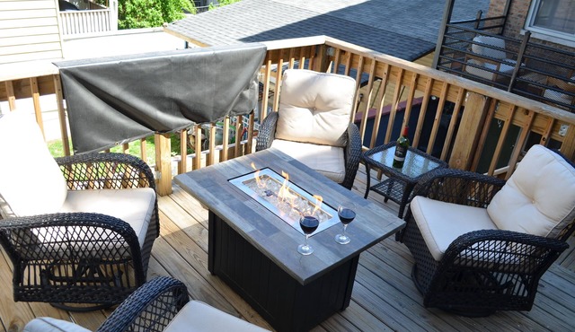 Spacious Downtown Chicago Condo with Spa Bath, King Bed, Patio, 3 Blocks to L