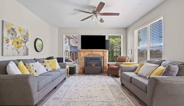 Spacious Downtown Eagle Retreat Perfect for Groups