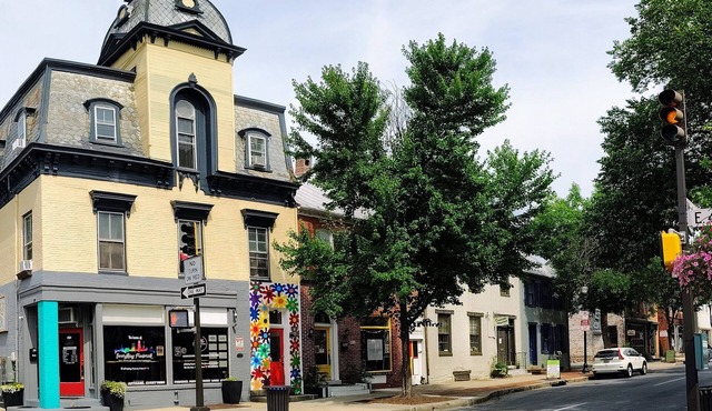 Spacious Downtown Frederick, 3 BR, Full Kitchen Off Street Parking