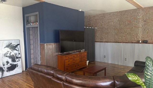 Spacious Downtown Laurel Studio - Pets welcome with Fast Wifi