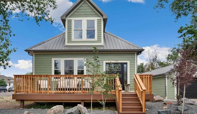 Spacious Downtown Location | 4BA, 2 Kitchens + Game Room