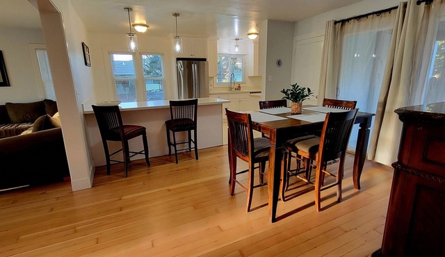 Spacious Downtown Martinez Home -2B/1BA