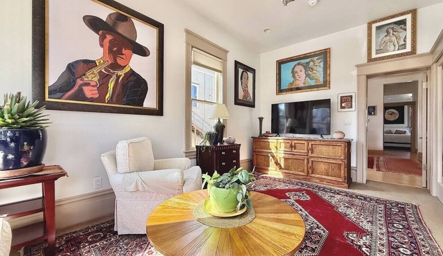 Spacious Downtown Spot-Sleeps 8!