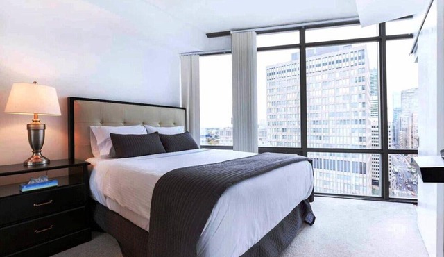 Spacious Downtown Toronto 2BR + Den Condo | Balcony | Sleeps 8 | Near Hospitals