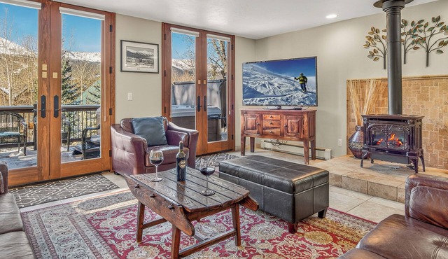 Spacious Downtown Home + Mtn Views + Hot Tub + Ski Shuttle - Great Raven Grande