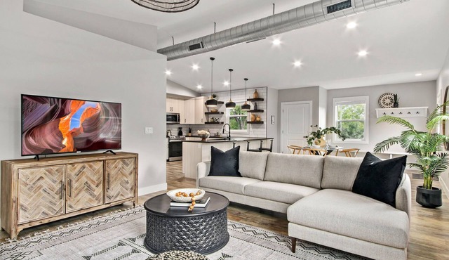 Spacious Downtown Apartment – Walk to Old Town FC!