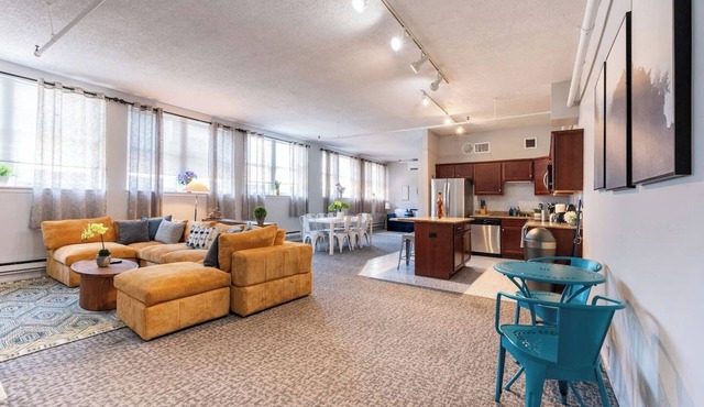 Spacious Downtwn Penthouse|Vintage 3bd-GYM+Balcony