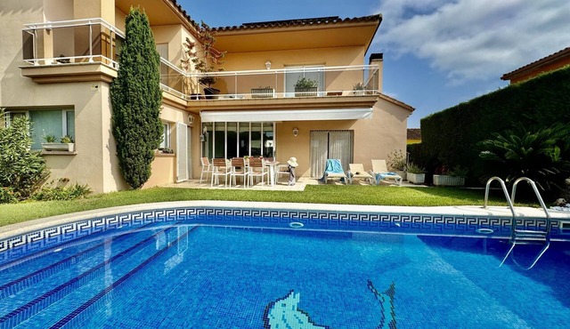 Spacious dream house with pool and garden for the whole family.
