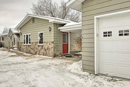 Spacious Dual-Home Mountain Escape with Hot Tub and Creek Views Near Trails in Lander, Wyoming