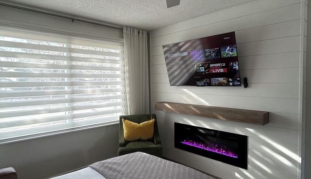 Spacious Dual-Unit Home w King Suite, Sleeps 16 Close to Spruce Meadows