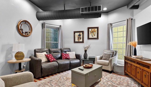 Spacious dual-unit Louisville retreat for groups!